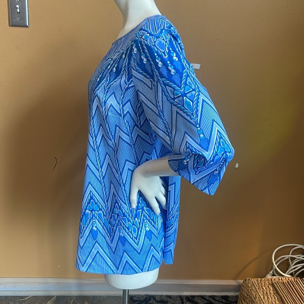 Bob Mackie light blue and white patterned short-sleeved blouse. Size L - Picture 3 of 11